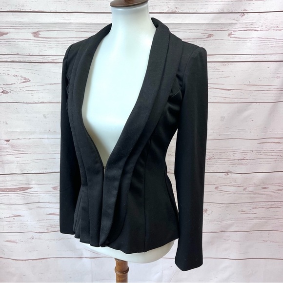 Femme Los Angeles Stretch Pleated Tuxedo Blazer - Picture 4 of 8